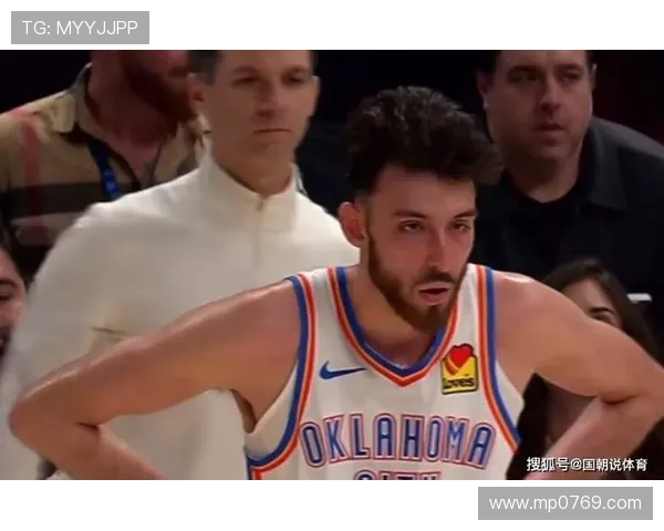 雷霆与爵士激战正酣NBA赛场精彩瞬间回顾与分析