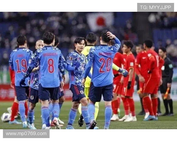 马来西亚男足迎战日本队展开激烈较量争夺亚洲足球荣耀